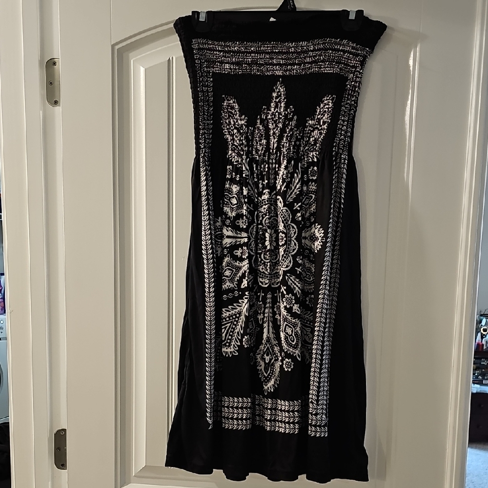 Chic Black and White Swim Coverup